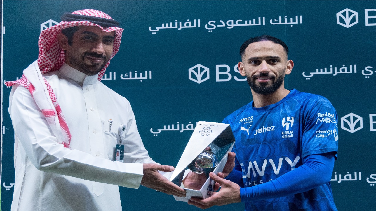 سلطان مندش يتسلم جائزة هدف الأسبوع