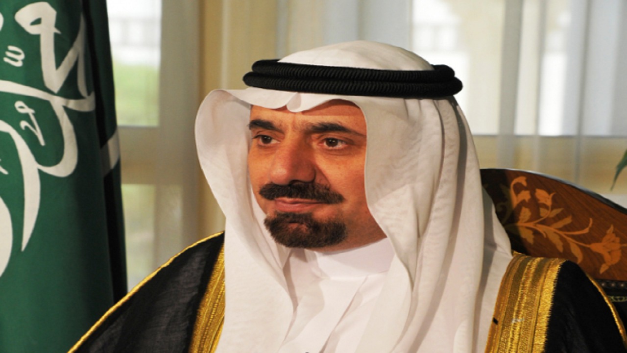 أمير نجران يكرم مواطنة لإنقاذها عائلة تعرض منزلها للحريق