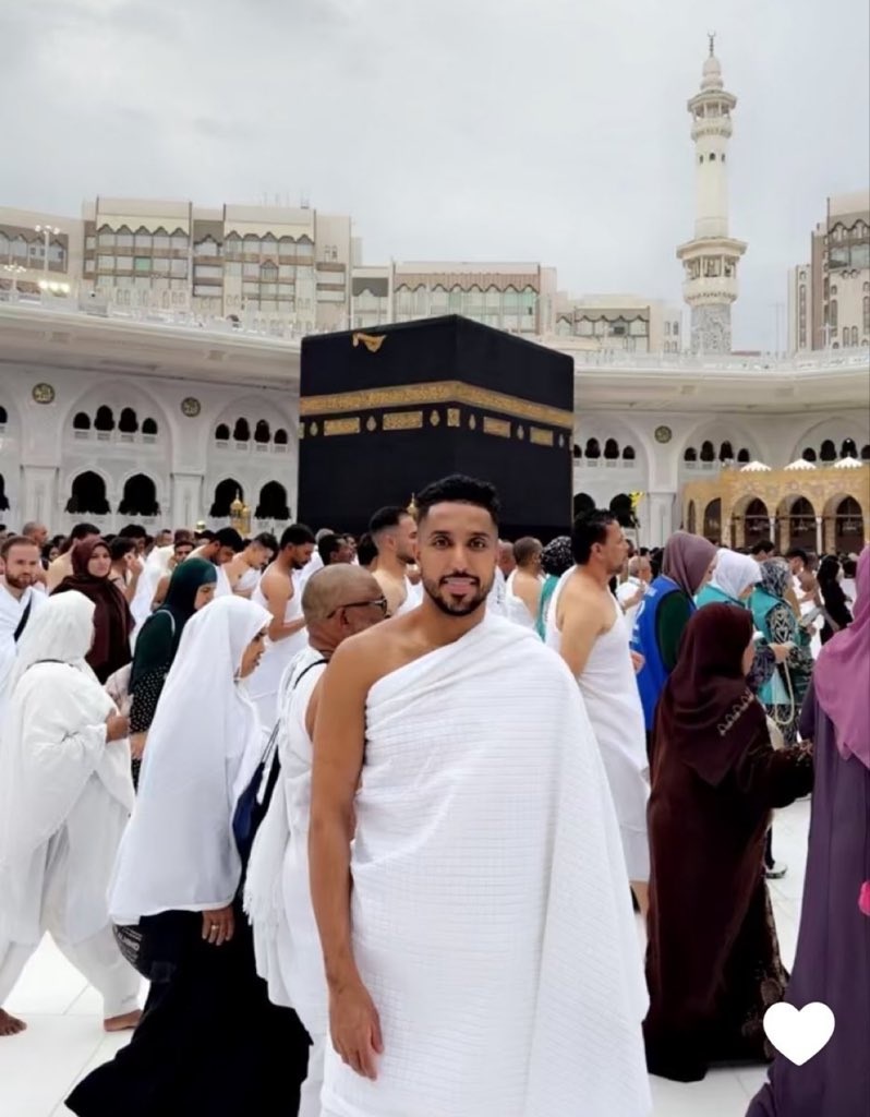 سالم الدوسري يؤدي مناسك العمرة