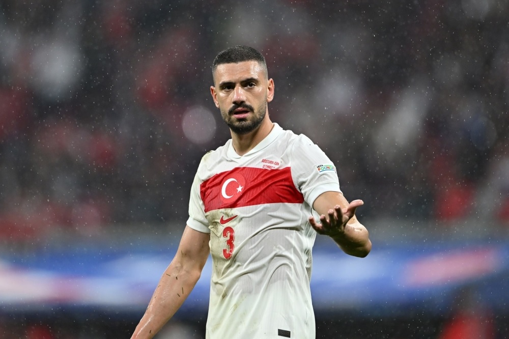 إصابة ديميرال تربك المنتخب التركي قبل الملحق الأوروبي