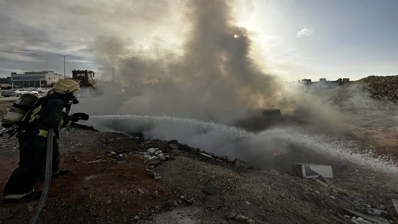 الدفاع المدني يخمد حريق مخلفات بالرياض