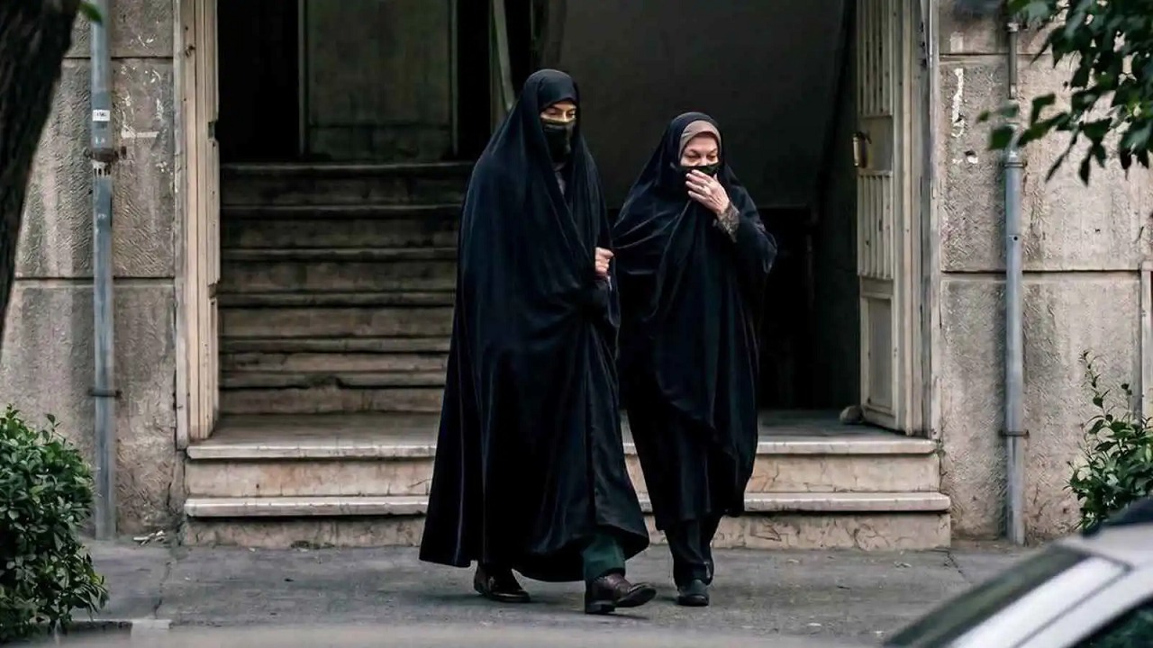 قادة في الحرس الثوري يرتدون ملابس نسائية للهروب من ضربات أمريكا.. صور