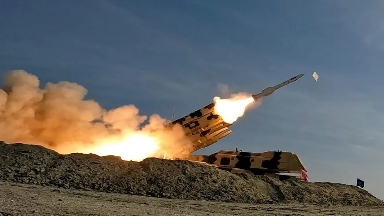 صفارات الإنذار تدوي في ديمونة بعد اعتراض صواريخ إيرانية