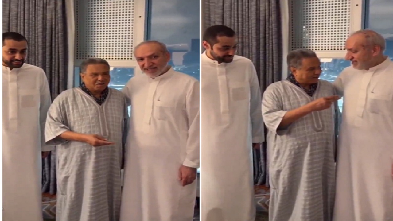 محمد عبده يبدي سعادته بدخول عاملين لديه في الإسلام ويصطحبهما لمكة.. فيديو