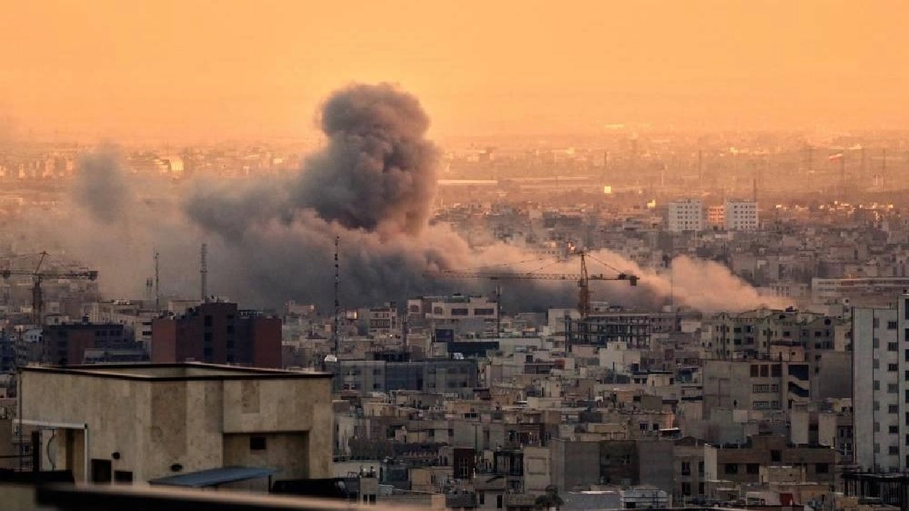 غارات جوية تستهدف مطار مهرآباد بطهران.. فيديو