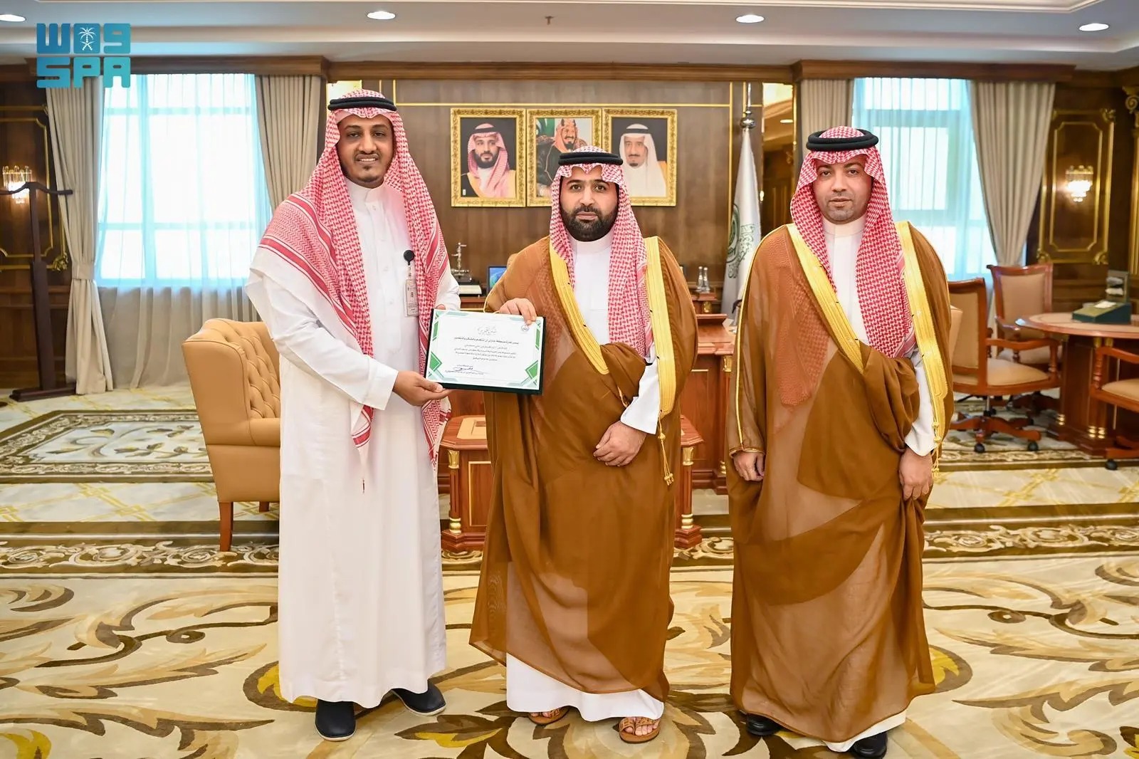 أمير جازان يكرم الصميلي نظير إنجازه الدولي في معرض جنيف الدولي للاختراعات