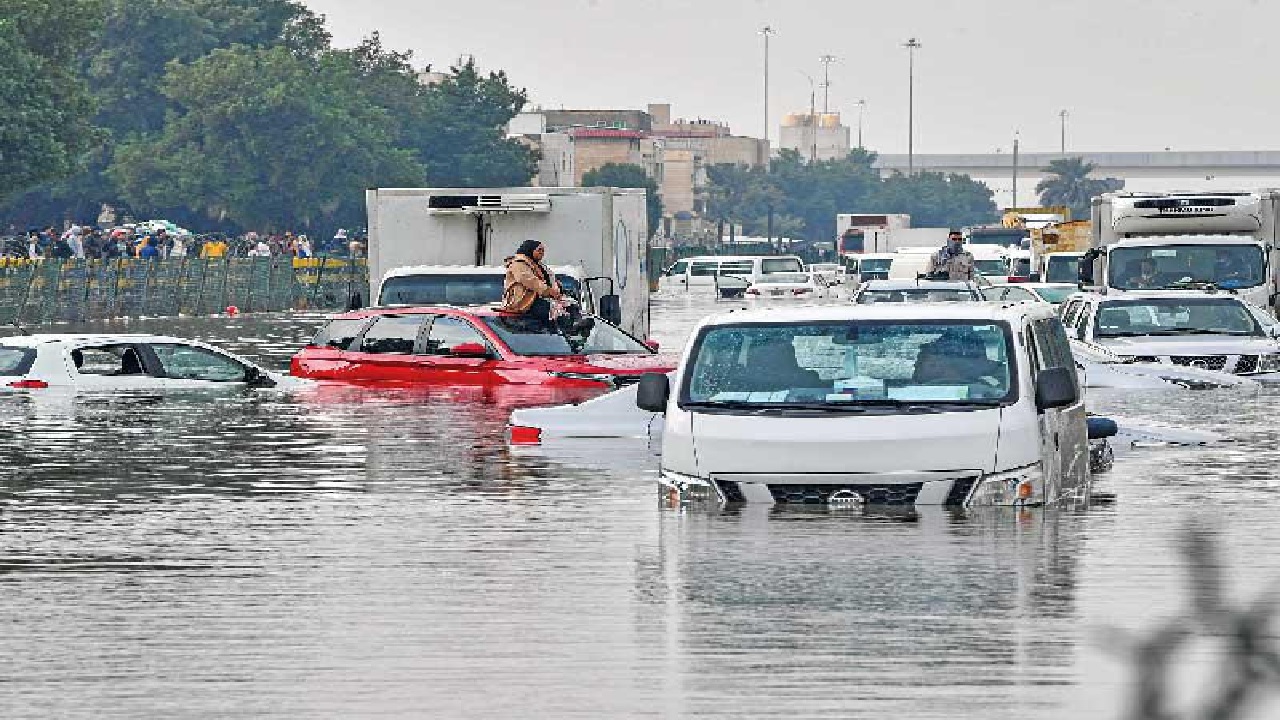 سيول وأمطار غزيرة تغرق وتغلق طرقًا رئيسية بالكويت.. فيديو