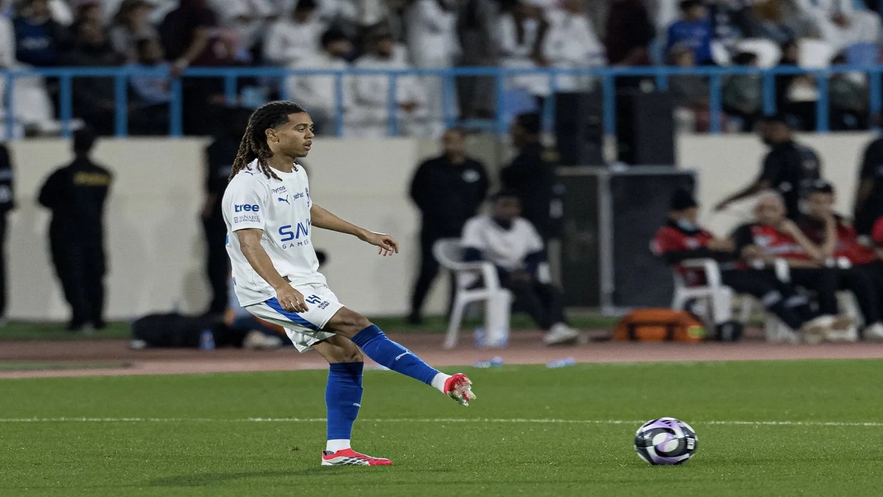 سايمون يجري فحصا في عيادة الهلال