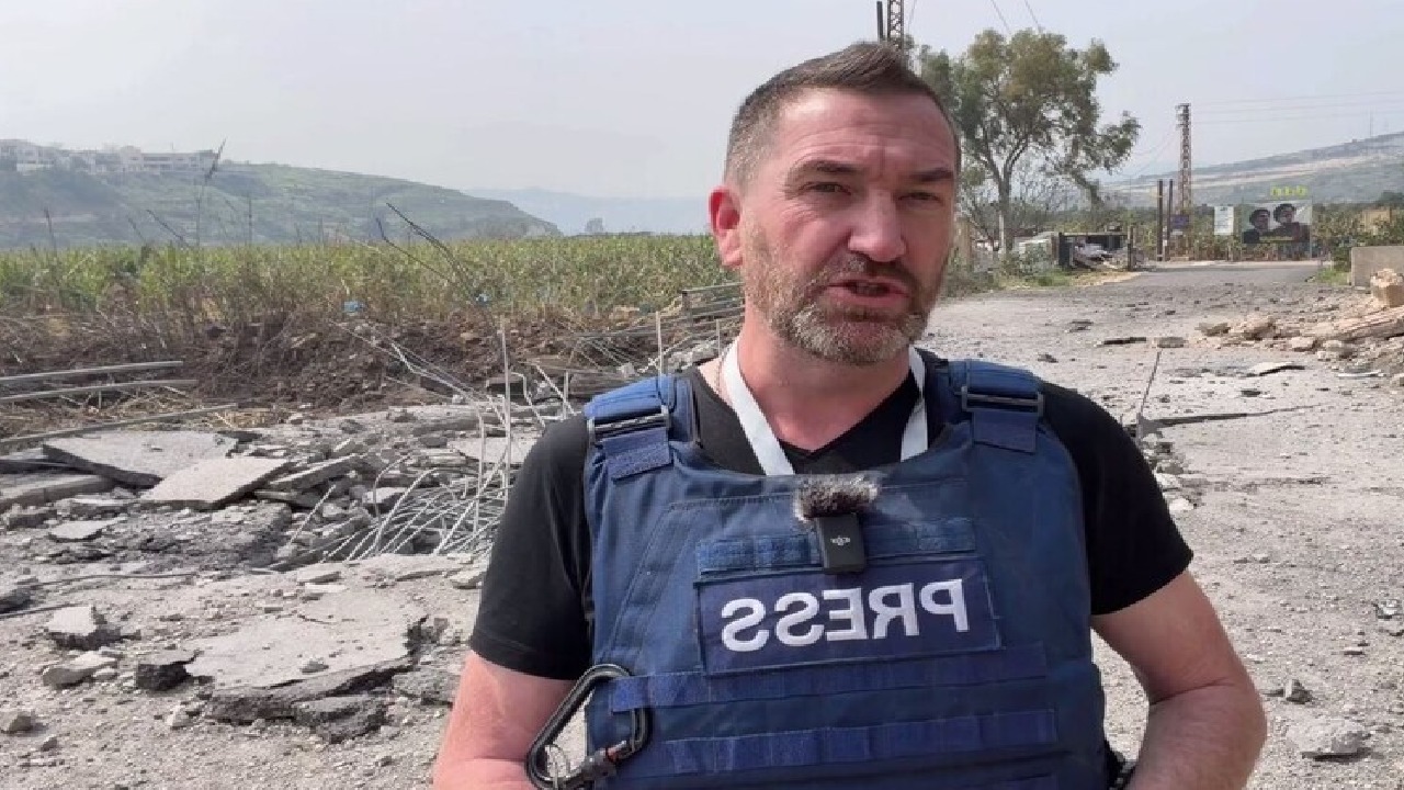 لحظة إصابة مراسل روسيا اليوم ومصوره إثر غارة إسرائيلية في لبنان.. فيديو