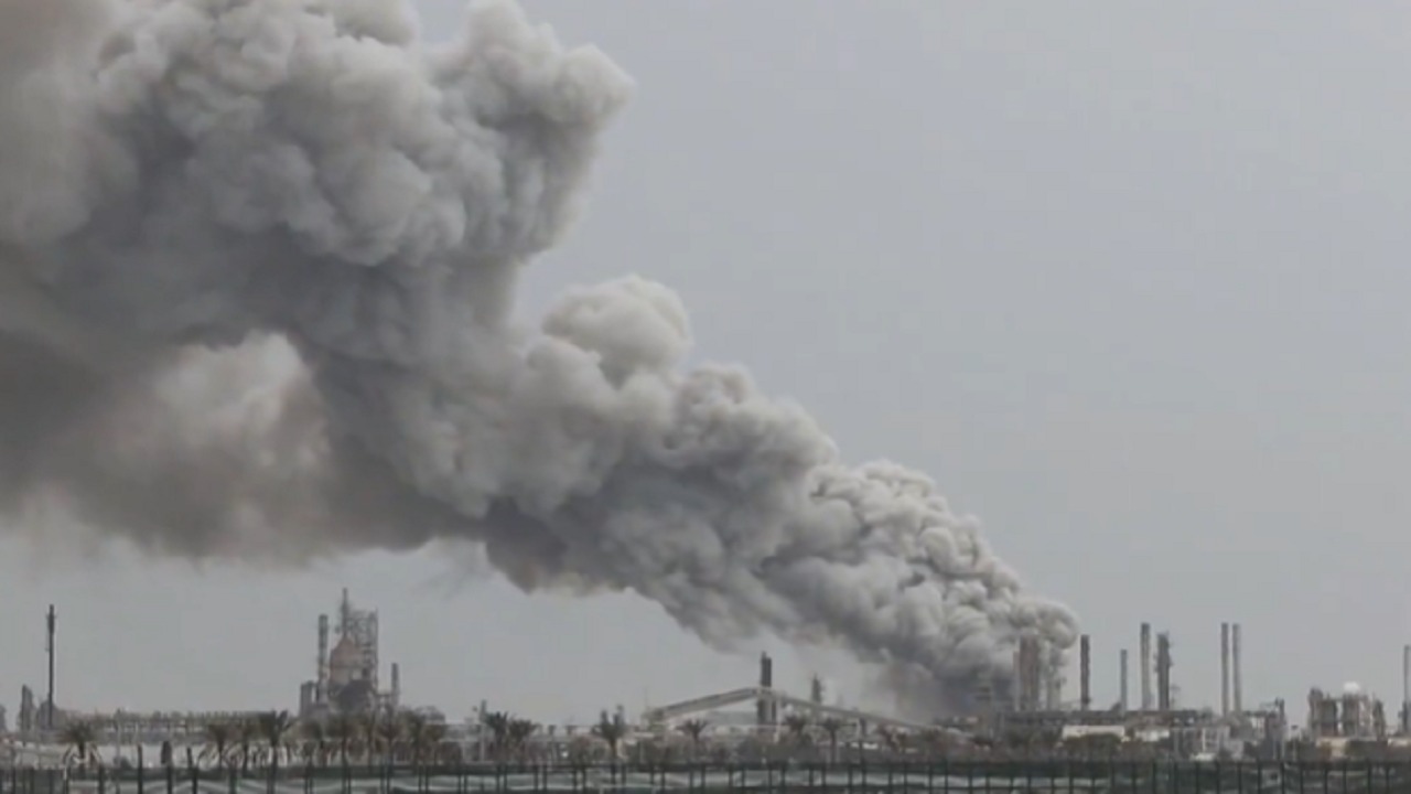 احتراق منشأة بالبحرين وتضرر مصفاة بشركة بابكو إنرجيز بهجوم إيراني.. فيديو