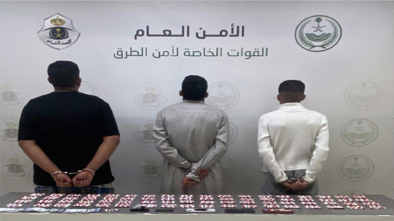 ضبط 3 أشخاص لترويجهم مواد مخدرة بتبوك.. فيديو