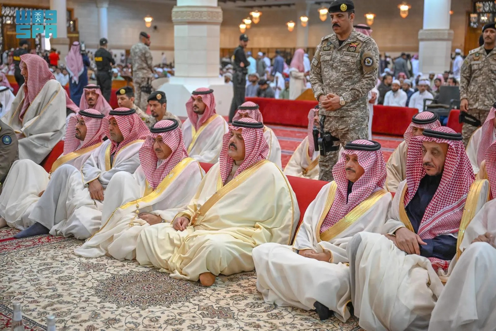 أمراء المناطق يؤدون صلاة عيد الفطر مع جموع المصلين..صور