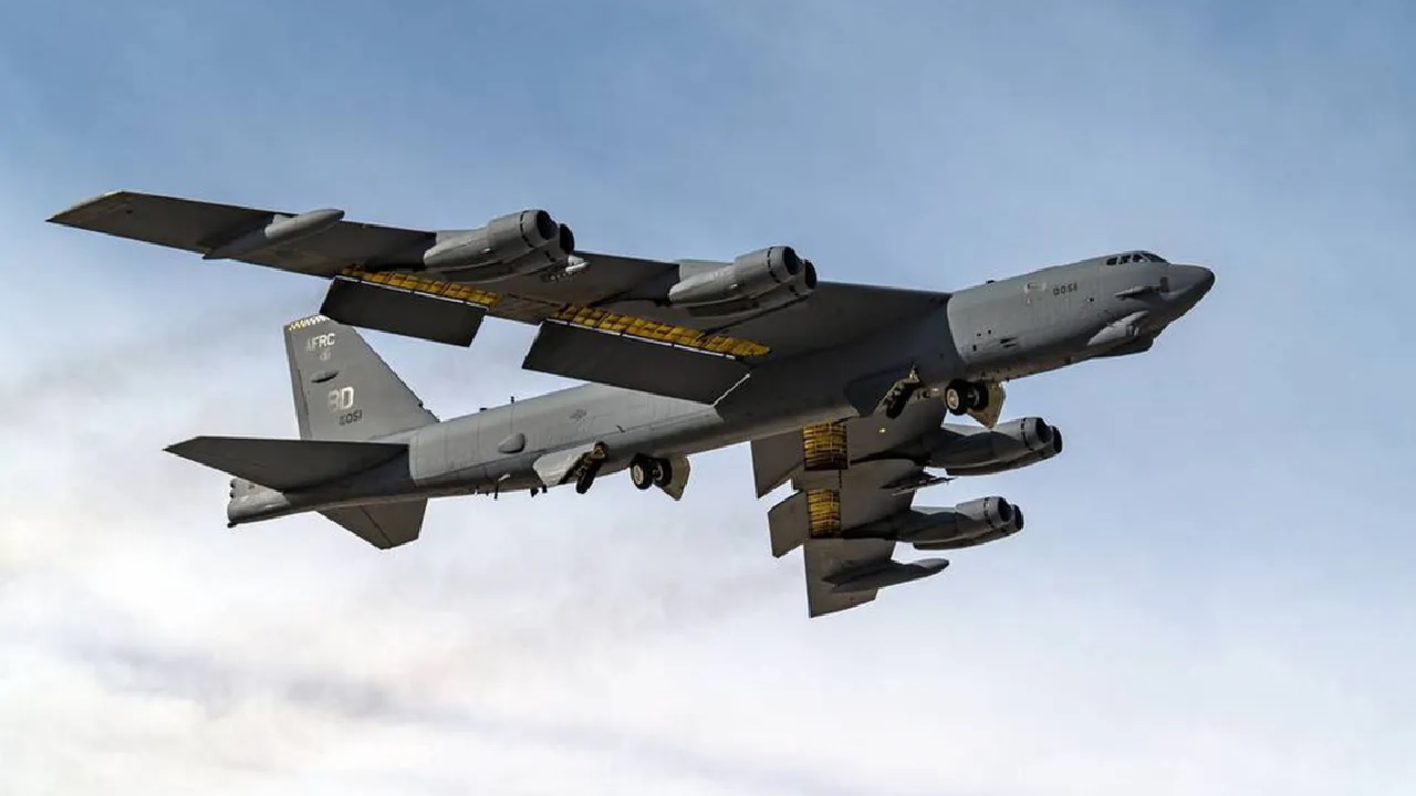 لحظة هبوط قاذفة B-52H الأمريكية ببريطانيا بعد ضرب إيران.. فيديو