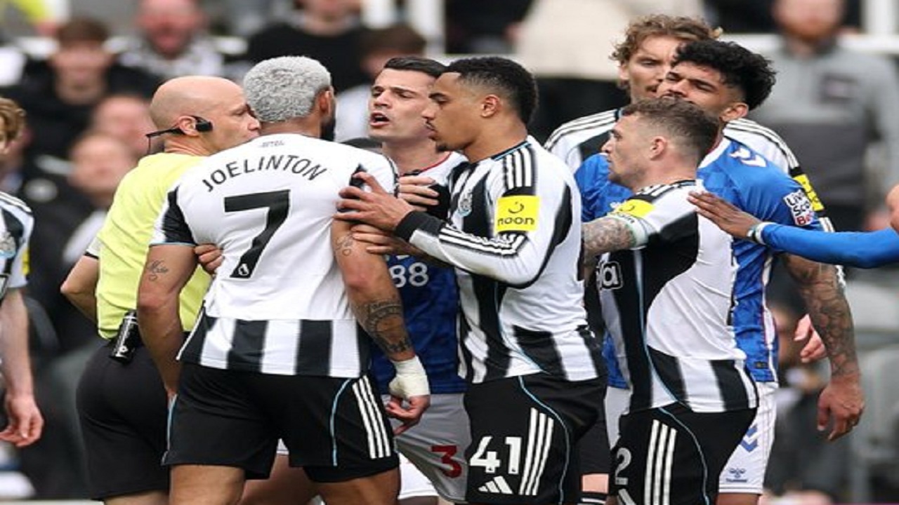 توقف مباراة نيوكاسل وسندرلاند بسبب إساءات عنصرية.. صور