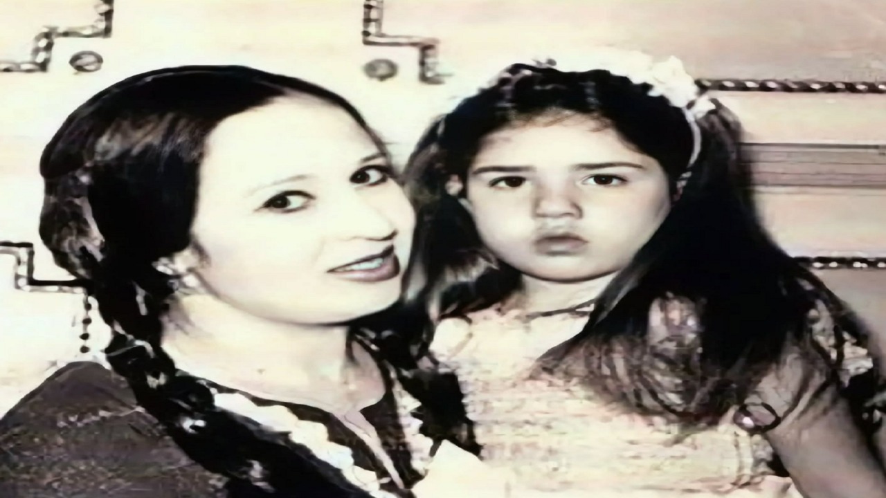 صورة قديمة من طفولة رانيا فريد شوقي مع والدتها