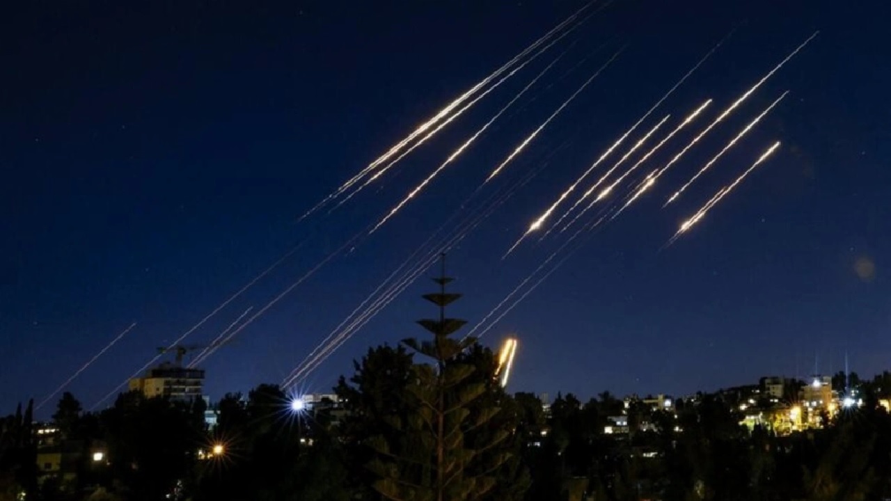 الكويت: اعتراض صواريخ ومسيرات معادية وحريق بمطار الكويت