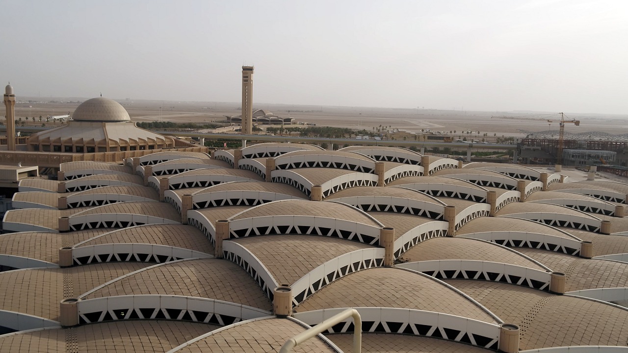 مطار الملك خالد يشدد على المسافرين بالتواصل مع شركات الطيران