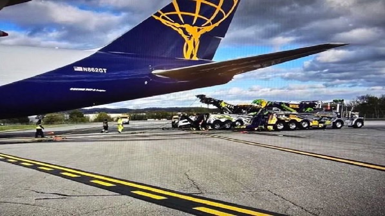 انحراف طائرة شحن في مطار بيرمينغهام الأمريكي.. صور