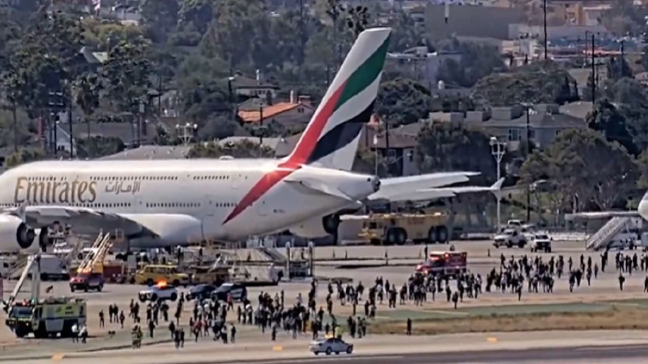 إخلاء طائرة في لوس أنجلوس بعد نصف ساعة من إقلاعها.. فيديو