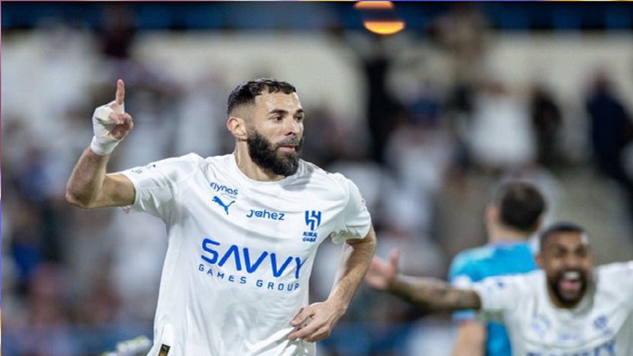 الهلال يسابق الزمن لتجهيز بنزيما لمواجهة النجمة