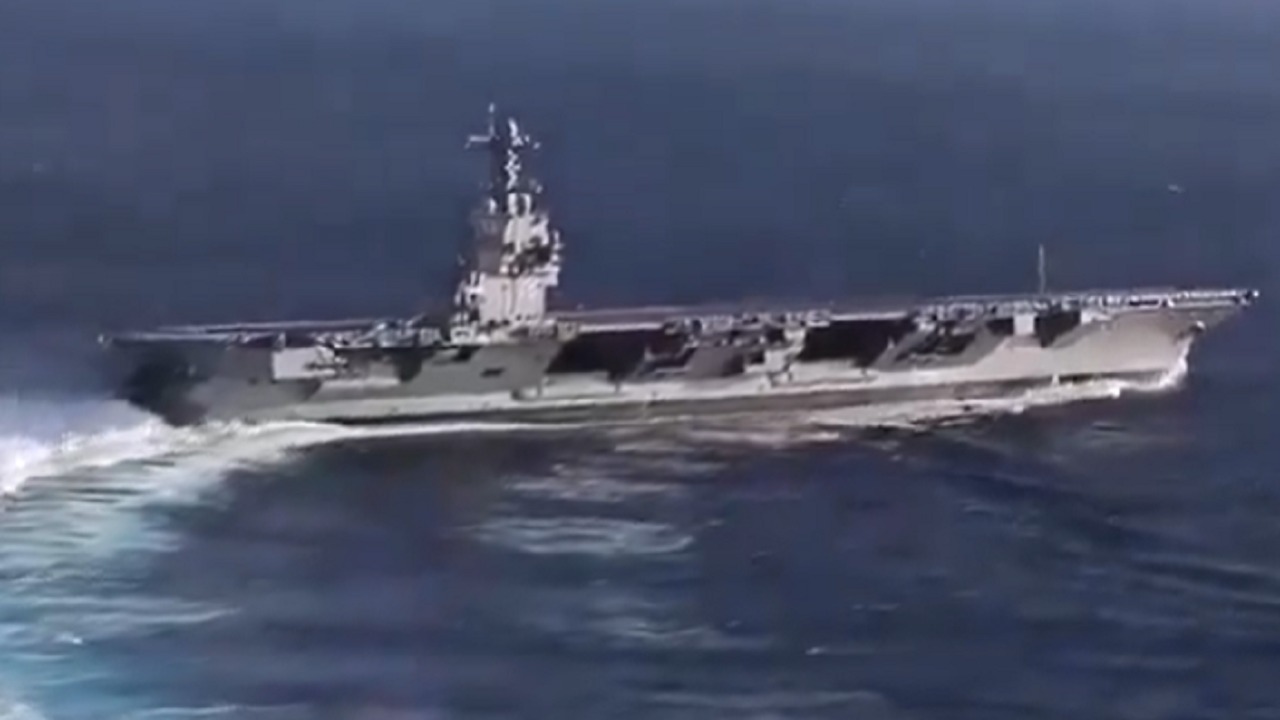 حاملة الطائرات الأكبر في العالم تدخل البحر الأحمر.. فيديو