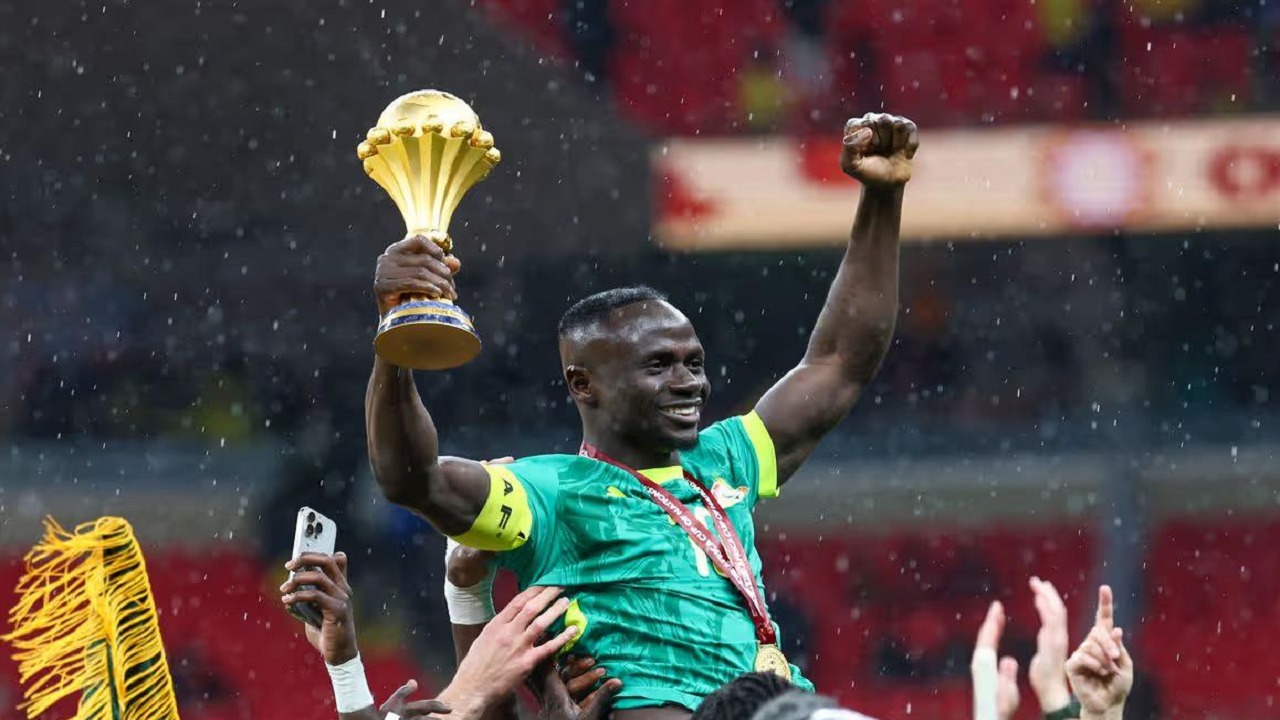 ساديو ماني يرفض إعادة جائزة أفضل لاعب بأمم إفريقيا إلى الكاف