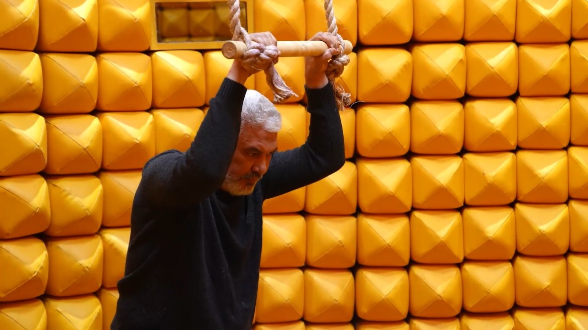 رامز جلال يسخر من جمال عبدالحميد: إيه لون الشعر دا يا كابتن؟.. فيديو