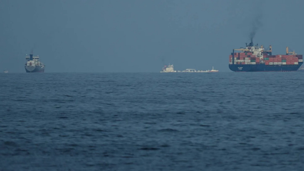 استهداف سفينة بمقذوف مجهول قرب مضيق هرمز