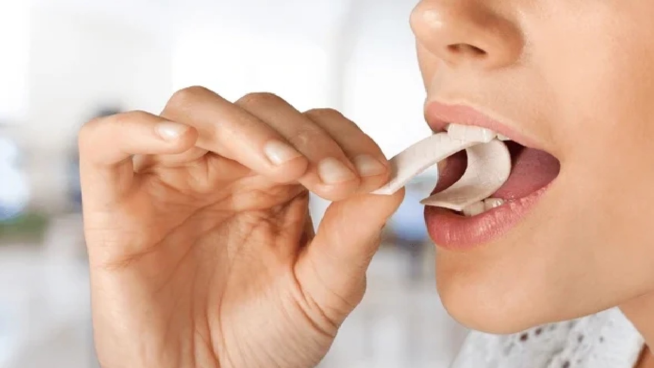 طبيب: مضغ العلكة يساعد في حرق سعرات حرارية.. فيديو