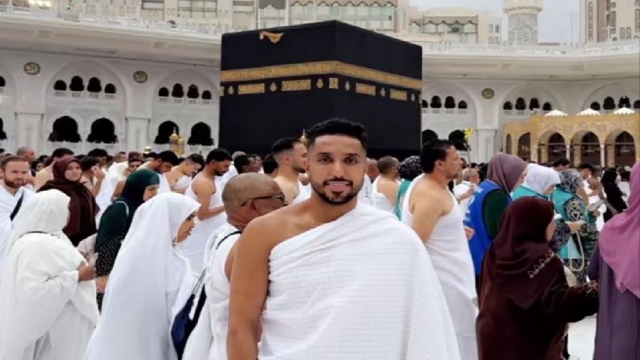 سالم الدوسري يؤدي مناسك العمرة