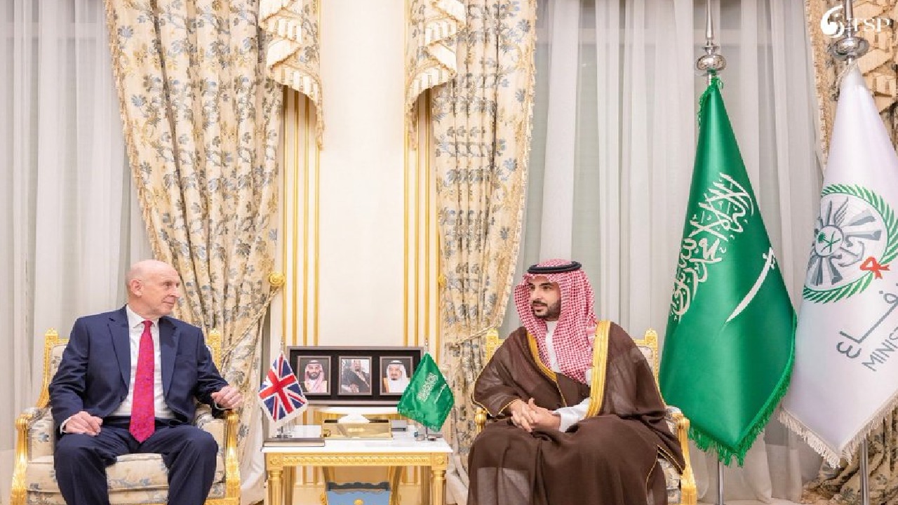 وزير الدفاع يبحث مع نظيره البريطاني تطورات الأوضاع الإقليمية