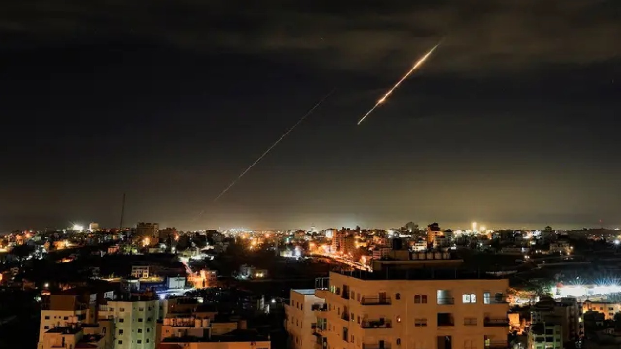 إيران تطلق 3 موجات صاروخية باتجاه إسرائيل .. فيديو