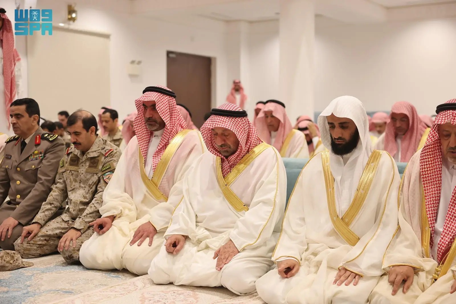 أمراء المناطق يؤدون صلاة عيد الفطر مع جموع المصلين..صور