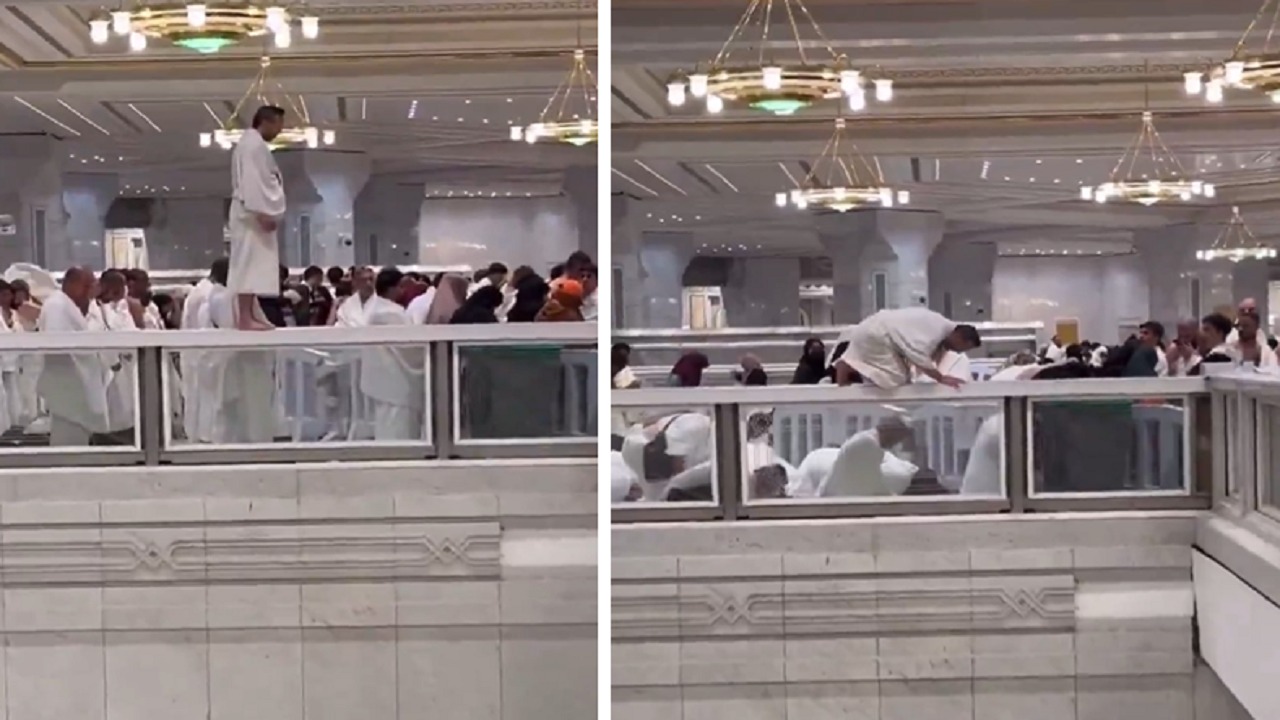 معتمر يصلي فوق الحواجز في الحرم المكي معرضا نفسه للخطر.. فيديو