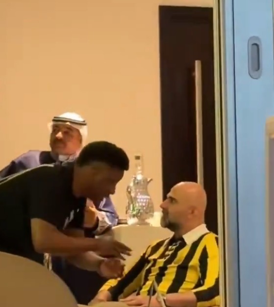 محمد نور يدخل في نقاش حاد مع رئيس الاتحاد بعد الخسارة من الأهلي.. فيديو