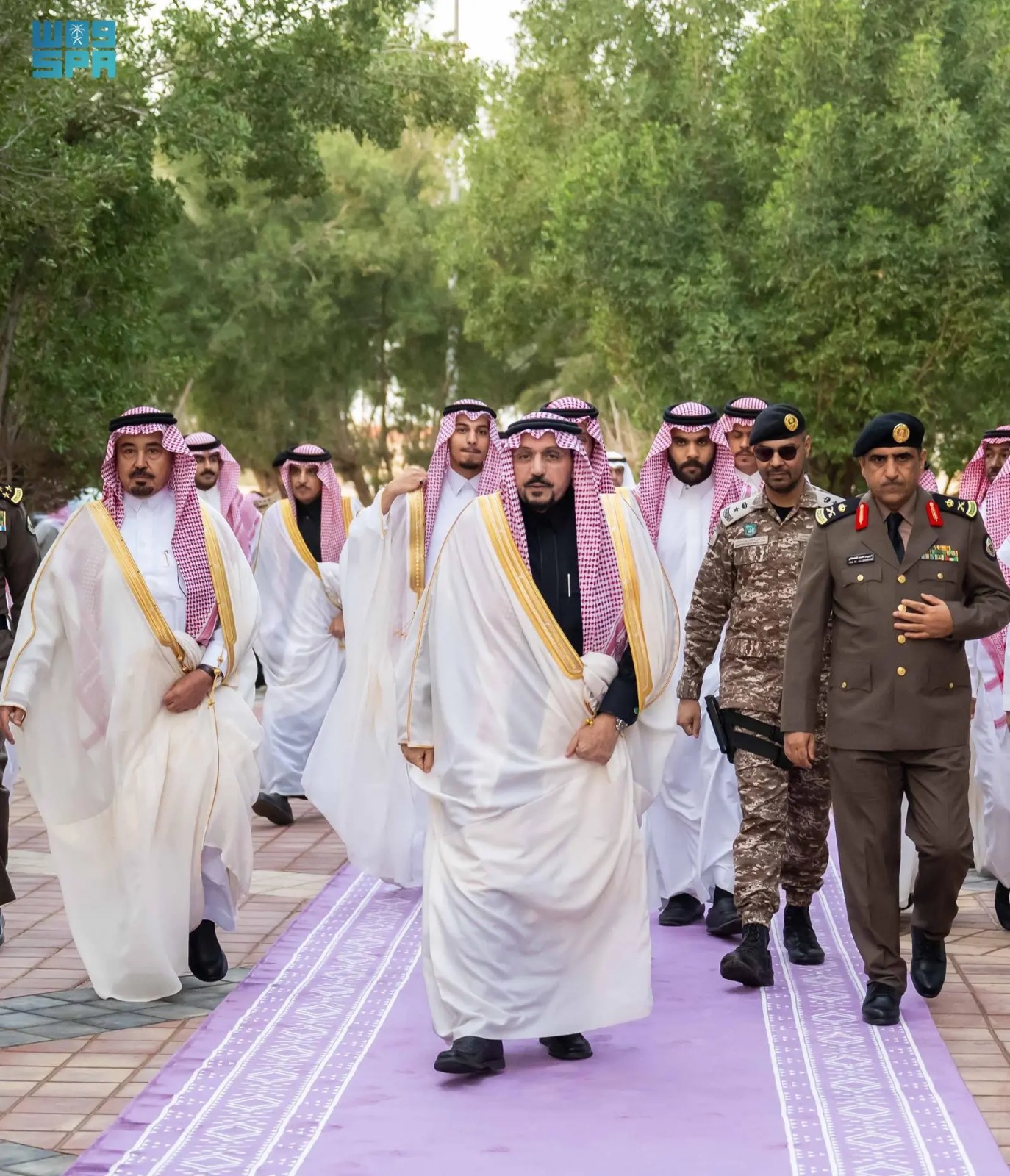 أمراء المناطق يؤدون صلاة عيد الفطر مع جموع المصلين..صور