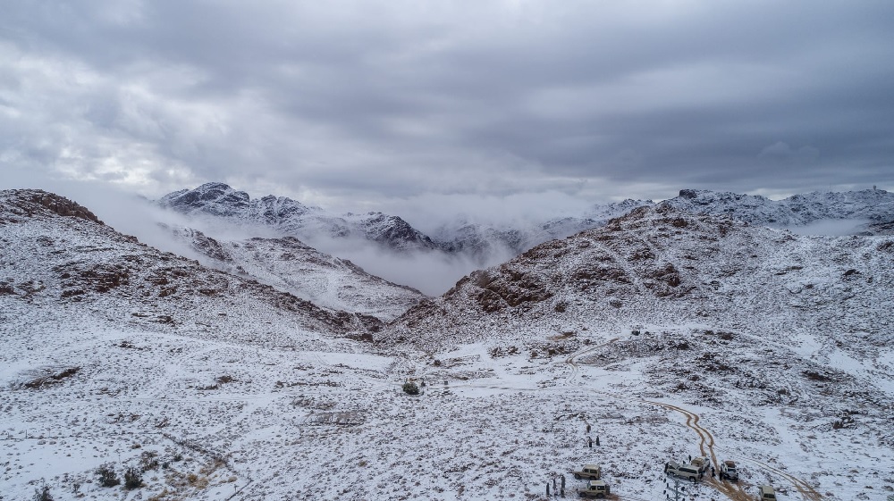 جبل اللوز بتبوك يكتسي باللون الأبيض.. فيديو