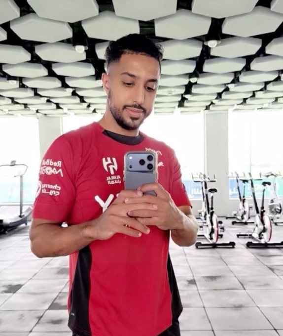 إصابة جديدة تبعد سالم الدوسري عن الهلال أمام التعاون