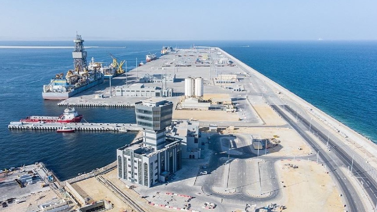 مسيرات إيرانية تهاجم خزانات وقود بميناء الدقم في سلطنة عمان