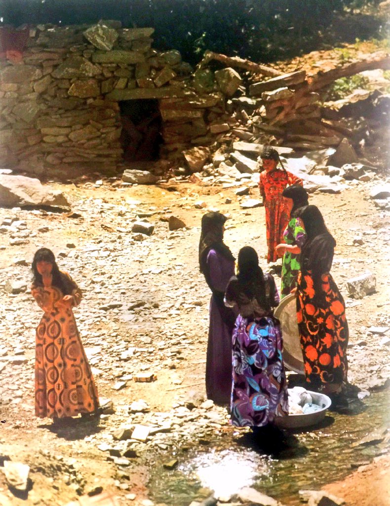 شابات يتسامرن أثناء غسل الملابس