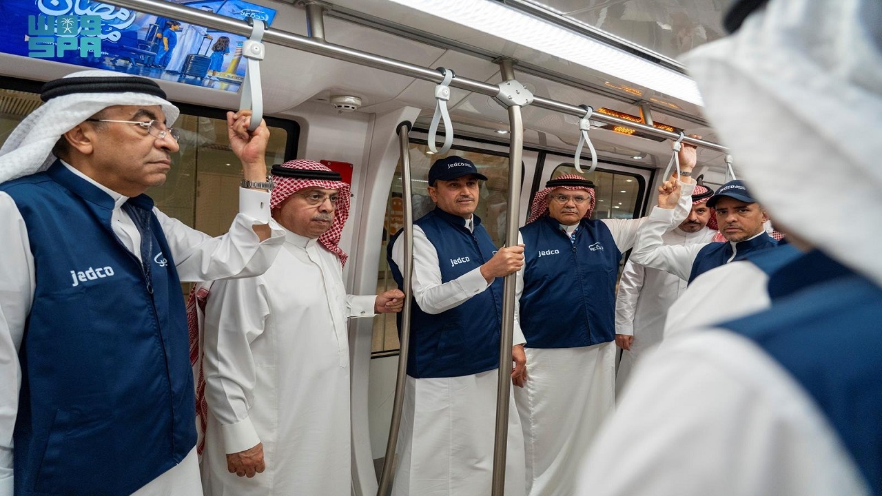 وزير النقل يتفقد حركة السفر والخطط التشغيلية في مطار جدة