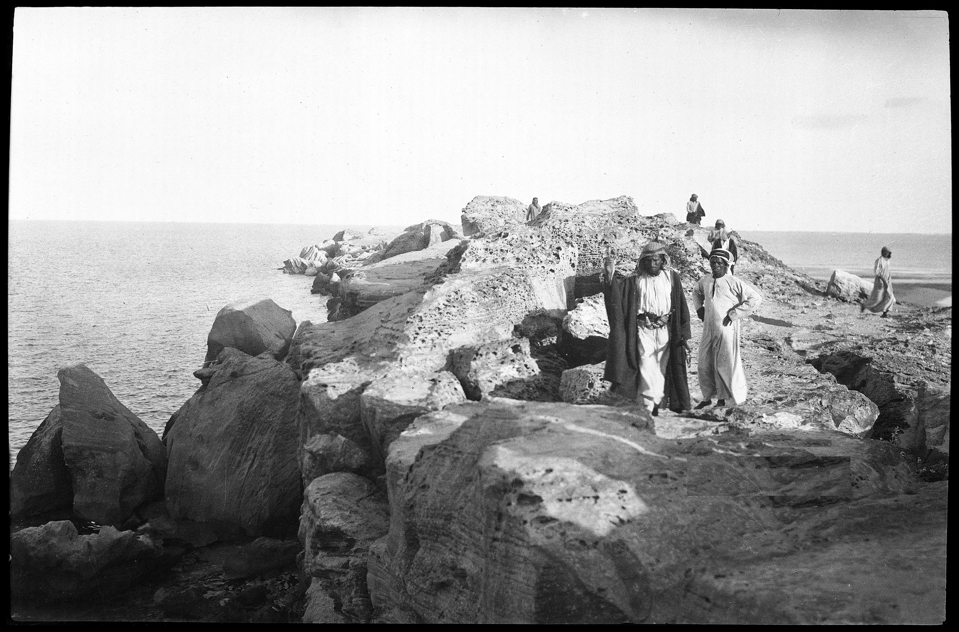 مجموعة من الرجال فوق الجبل البحري بالجبيل قديما