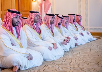 ولي العهد يؤدي صلاة عيد الفطر المبارك في المسجد الحرام بمكة المكرمة..فيديو وصور