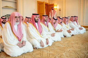 ولي العهد يؤدي صلاة عيد الفطر المبارك في المسجد الحرام بمكة المكرمة..فيديو وصور