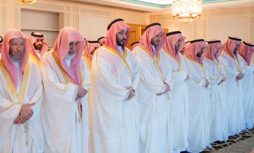 ولي العهد يؤدي صلاة عيد الفطر المبارك في المسجد الحرام بمكة المكرمة..فيديو وصور