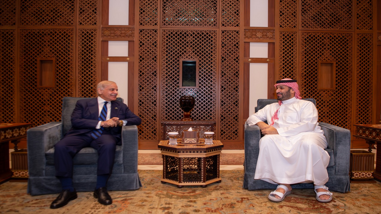 ولي العهد يلتقي رئيس الوزراء في جمهورية باكستان الإسلامية