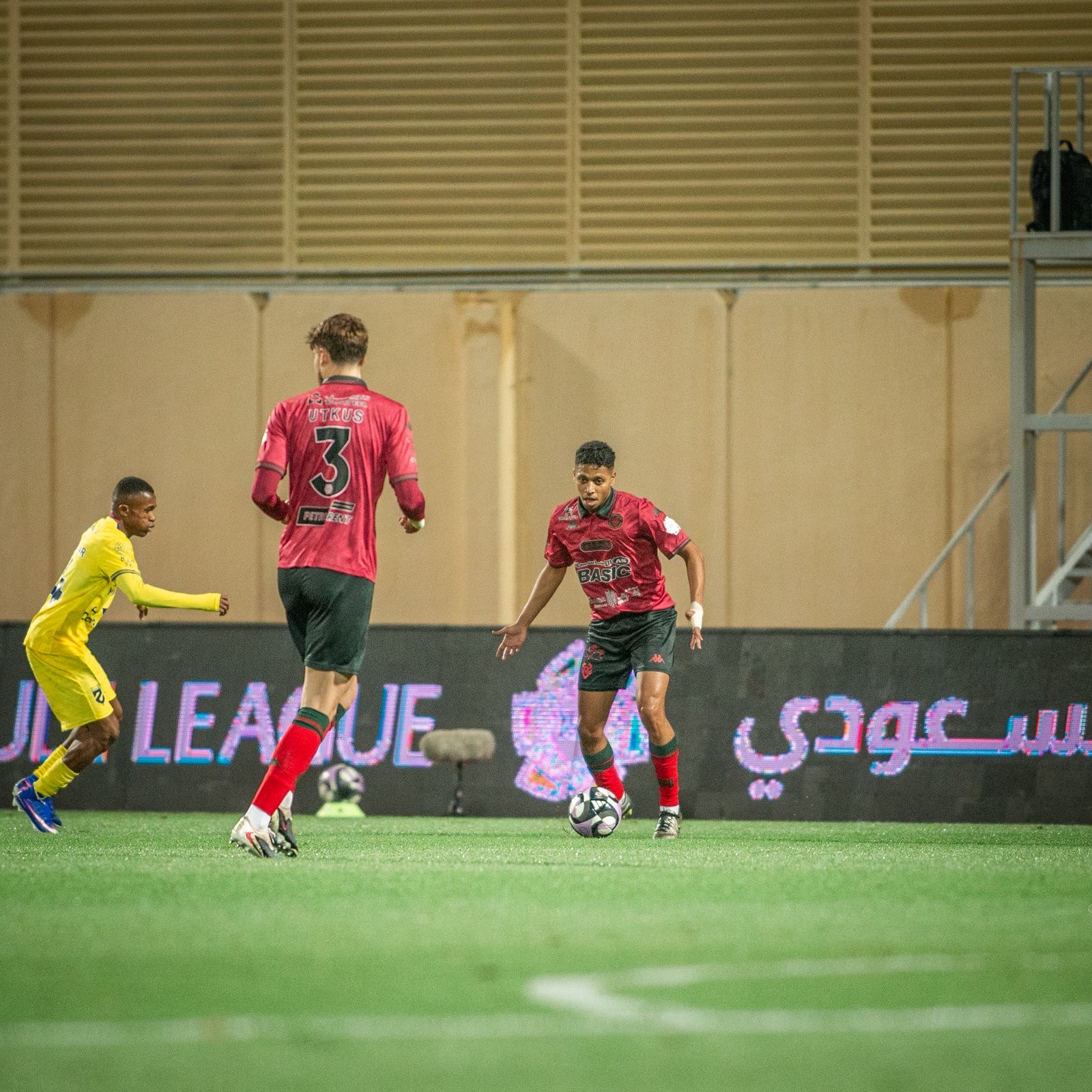 ضمك يتغلب على النجمة بثلاثة أهداف والحزم يكسب الخلود بهدفين