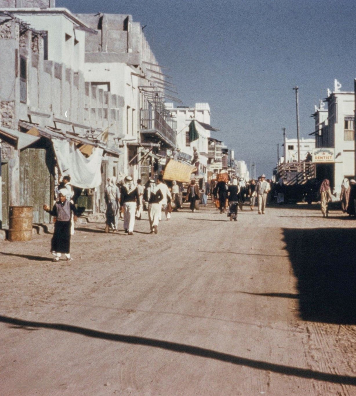 لقطة قديمة من شارع الملك سعود في مدينة الخبر