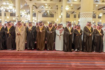نائب أمير الرياض يؤدي صلاة الميت على الأمير محمد بن بندر..صور