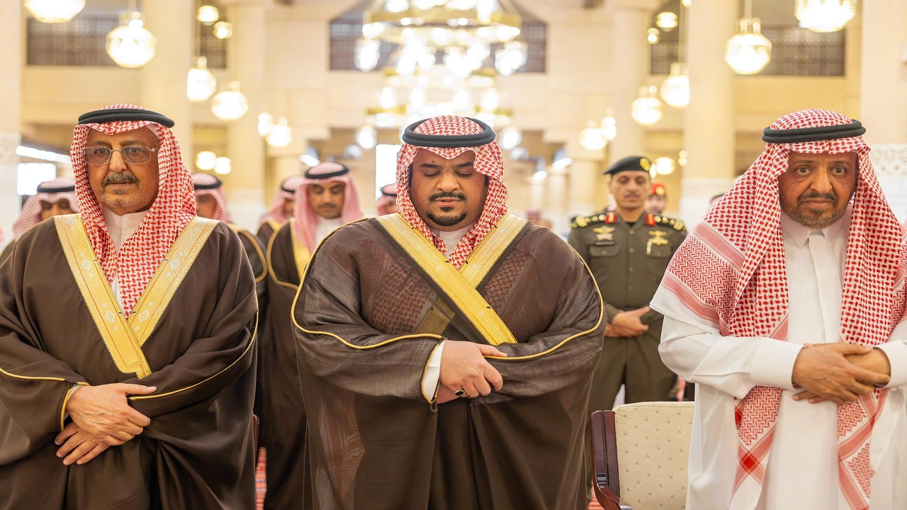 نائب أمير الرياض يؤدي صلاة الميت على الأمير محمد بن بندر..صور